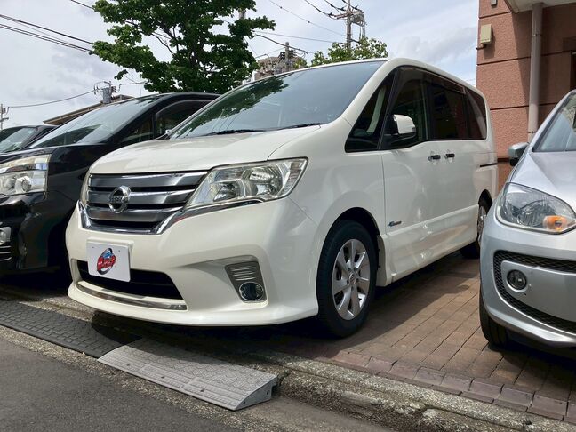 人気のセレナのホワイトカラーです。傷も少なく綺麗です。